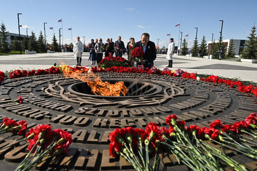 Алые гвоздики и минута молчания: ленинградцы чтят память героев