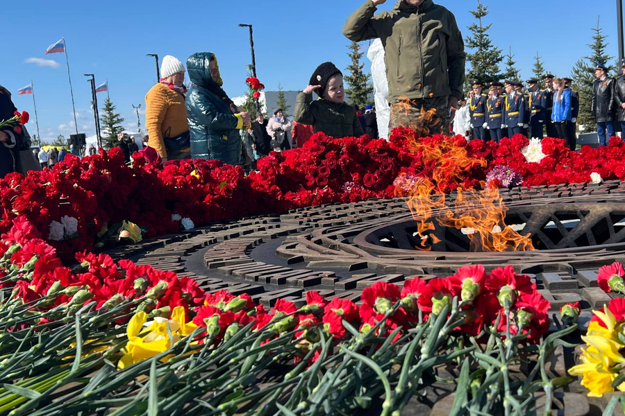Алые гвоздики и минута молчания: ленинградцы чтят память героев