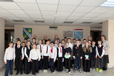 В рамках празднования Дня местного самоуправления 24 апреля 2026 года в администрации Сосновоборского городского округа состоялось познавательное мероприятие для школьников – знакомство с органами власти.